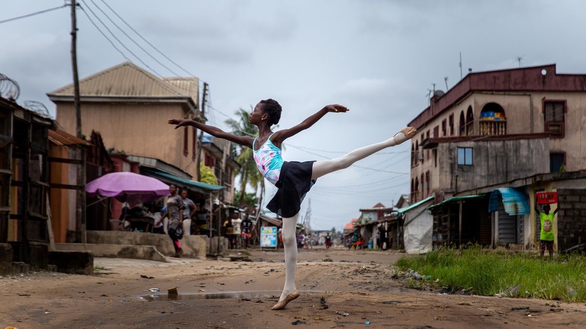 Fotky: Tančit na špičkách se učil z knih a videí, teď si otevřel školu